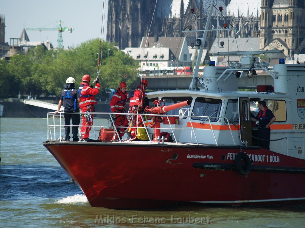 Einsatz Loeschboote Hoehenretter Koeln unter Severinsbruecke P150.JPG